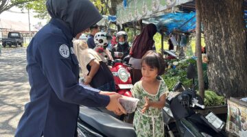 Bidhumas Polda Aceh Bagikan Ratusan Kilogram Kurma Bantuan Kapolda kepada Masyarakat