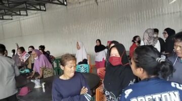 Puluhan Emak-Emak Geruduk Polsek Tanjung Morawa, Minta Dugaan Pembiaran Penyerangan FKPPI Diusut Tuntas