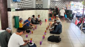 Senyap dalam Kebaikan: Hamba Allah Abel dan Reza Hangatkan Buka Puasa Jamaah Masjid Jamik Kebun Bunga