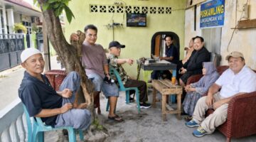 Warga Blok 6 Helvetia Jaga Kekompakan Lewat Silaturahmi di Poskamling