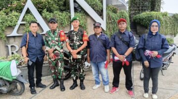 Bersama Babinsa,AJMI dan PW Pemuda Muslim Sumut Bagikan 1945 Bendera Merah Putih ,Gelorakan Semangat HUT ke-81 RI