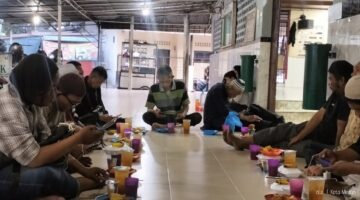 Abel dan Reza Terus Berbagi, Warnai Indahnya Detik-Detik Buka Puasa Sunah Senin di Masjid Jamik Kebun Bunga