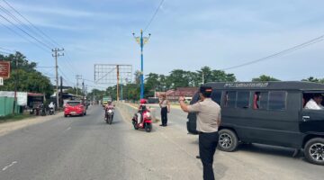 Kapolres Bireuen Turun ke Jalan, Atur Lalu Lintas Umbau Pengendara Tertib Utamakan Keselamatan